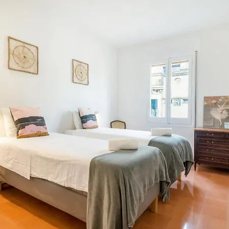 New Floor With A Lot Of Light & Aircon Apartment *