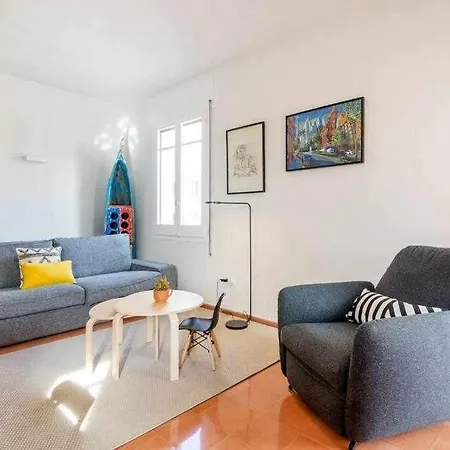 New Floor With A Lot Of Light & Aircon Apartment *