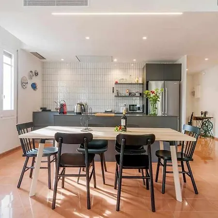 New Floor With A Lot Of Light & Aircon